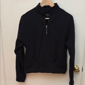 Athleta quarter-zip cropped sweatshirt w/small zip pocket at back hem size XS